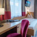 Zimmer mit Ausblick ins Tal - Hotel Berghof Söll