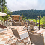 Aussenbereich mit Jacuzzi und Talblick - Berghof Söll Tirol