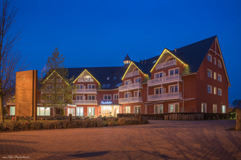 Aparthotel Strandhafer Warnemünde bei Nacht