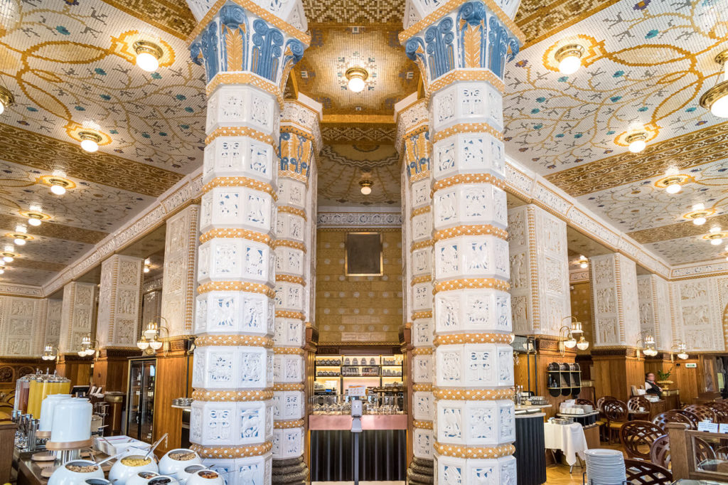 historische Keramiksäule im Art Deco Imperial Hotel