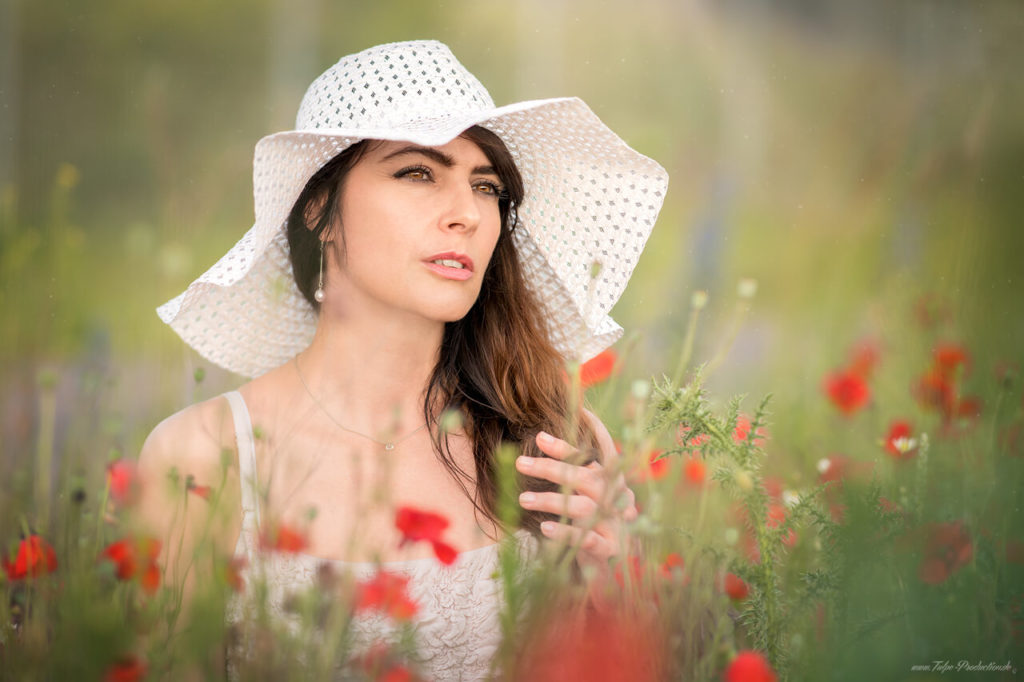 Frau im Mohn - Portrait von Tulpe-Production.de