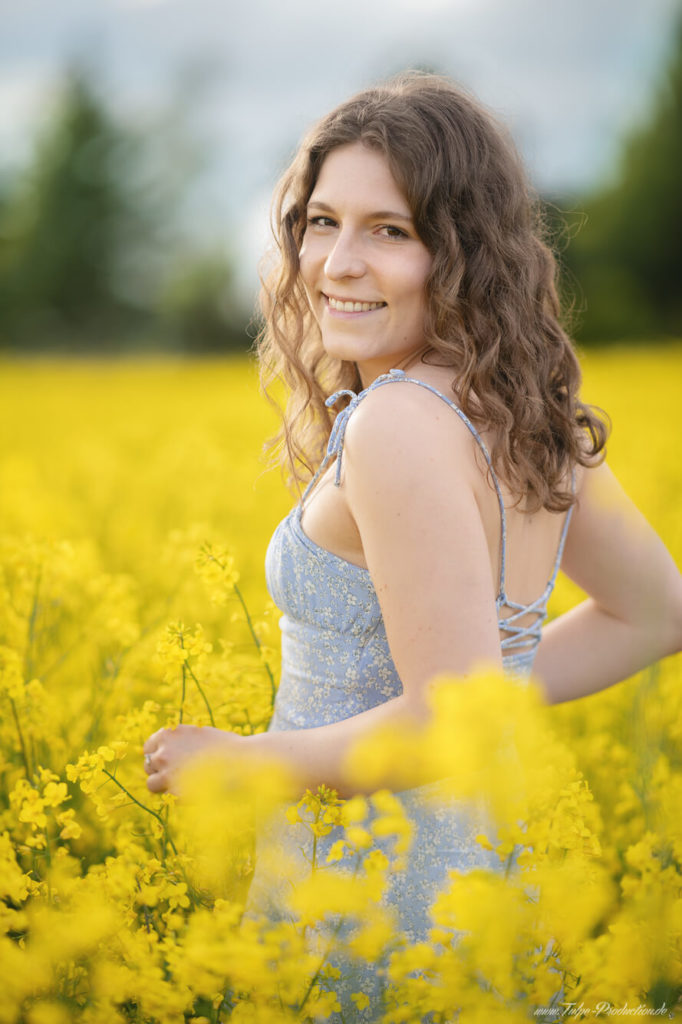 Portraitfotos im Rapsfeld machen