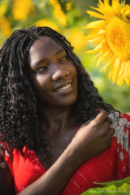 Portrait mit Sonnenblume