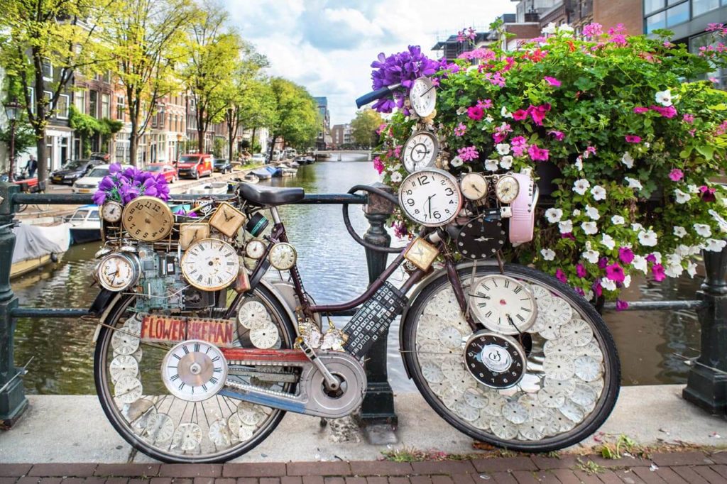 Amsterdam Grachtenbrücke mit Fahrrad