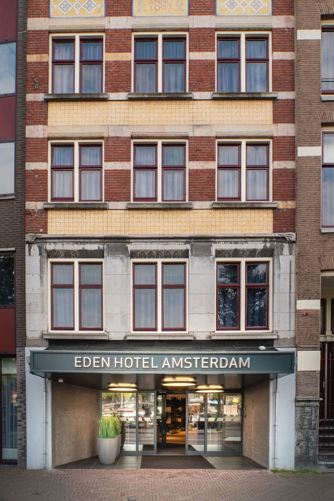 Eingang zum Hotel Eden Amsterdam